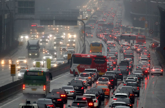 ‘빗길운전 조심히 다녀요세요’