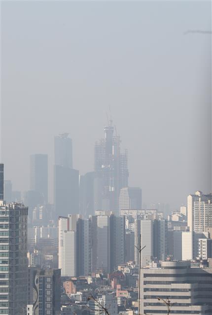 황사와 미세먼지가 유입되면서 ‘잿빛 하늘’을 보인 4일 서울 도심 하늘이 뿌옇게 보이고 있다.  국립환경과학원에 따르면 이날 오전 9시 기준 전국 17개 시?도 전역의 시간당 평균 미세먼지(PM 10) 농도가 ‘나쁨(81~149㎍/㎥) 수준을 나타내고 있다. 2019.2.4 뉴스1