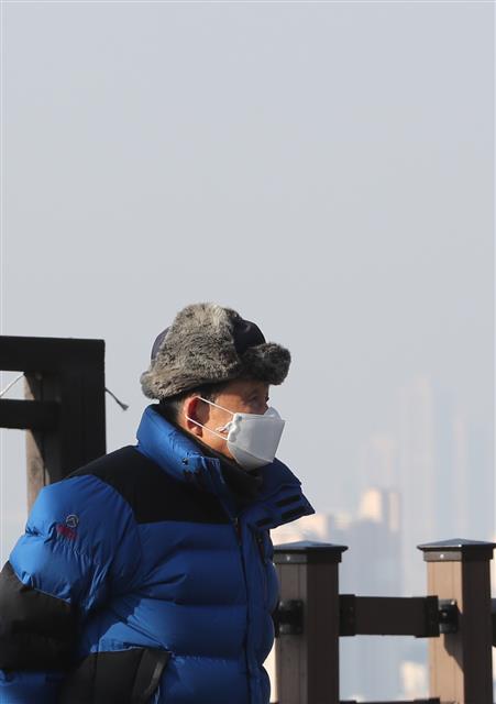 황사와 미세먼지가 유입되면서 ‘잿빛 하늘’을 보인 4일 서울 도심 하늘이 뿌옇게 보이고 있다.  국립환경과학원에 따르면 이날 오전 9시 기준 전국 17개 시?도 전역의 시간당 평균 미세먼지(PM 10) 농도가 ‘나쁨(81~149㎍/㎥) 수준을 나타내고 있다. 2019.2.4 뉴스1