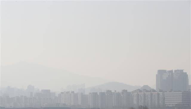 황사와 미세먼지가 유입되면서 ‘잿빛 하늘’을 보인 4일 서울 도심 하늘이 뿌옇게 보이고 있다.  국립환경과학원에 따르면 이날 오전 9시 기준 전국 17개 시?도 전역의 시간당 평균 미세먼지(PM 10) 농도가 ‘나쁨(81~149㎍/㎥) 수준을 나타내고 있다. 2019.2.4 뉴스1