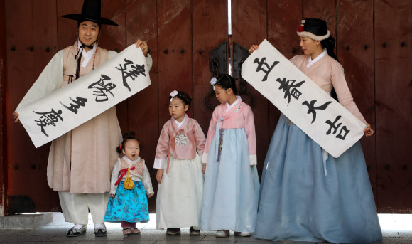 입춘을 맞은 4일 남산 한옥마을에서 입춘첩을 붙이고 있다. 2019.2.4  연합뉴스