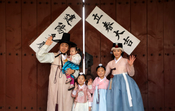 입춘을 맞은 4일 남산 한옥마을에서 입춘첩을 붙이고 있다. 2019.2.4  연합뉴스