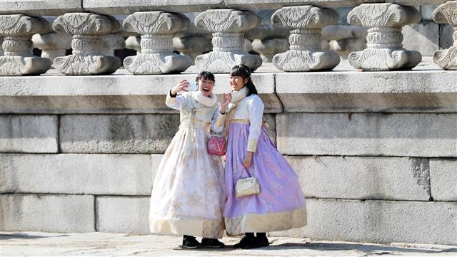 설 연휴 사흘째인 4일 오전 서울 종로구 경복궁을 찾은 외국인 관광객들이 즐거운 시간을 보내고 있다.  문화재청은 이달 6일까지 경복궁·창덕궁·덕수궁·창경궁과 종묘, 조선왕릉 등을 휴무일 없이 무료 개방한다고 밝혔다. 2019.2.4 뉴스1