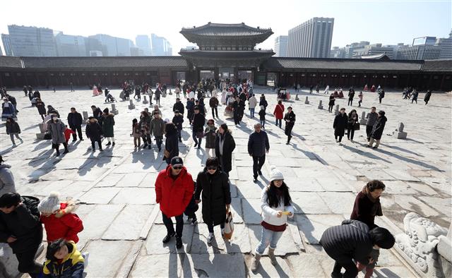 설 연휴 사흘째인 4일 오전 서울 종로구 경복궁을 찾은 관광객들이 즐거운 시간을 보내고 있다.  문화재청은 이달 6일까지 경복궁·창덕궁·덕수궁·창경궁과 종묘, 조선왕릉 등을 휴무일 없이 무료 개방한다고 밝혔다. 2019.2.4 뉴스1