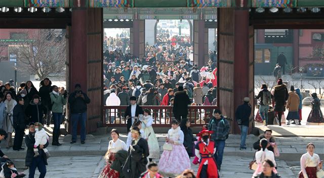 설 연휴 사흘째인 4일 오전 서울 종로구 경복궁을 찾은 관광객들이 즐거운 시간을 보내고 있다.  문화재청은 이달 6일까지 경복궁·창덕궁·덕수궁·창경궁과 종묘, 조선왕릉 등을 휴무일 없이 무료 개방한다고 밝혔다. 2019.2.4 뉴스1