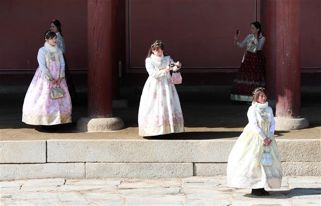 설 연휴 사흘째인 4일 오전 서울 종로구 경복궁을 찾은 외국인 관광객들이 즐거운 시간을 보내고 있다.  문화재청은 이달 6일까지 경복궁·창덕궁·덕수궁·창경궁과 종묘, 조선왕릉 등을 휴무일 없이 무료 개방한다고 밝혔다. 2019.2.4 뉴스1