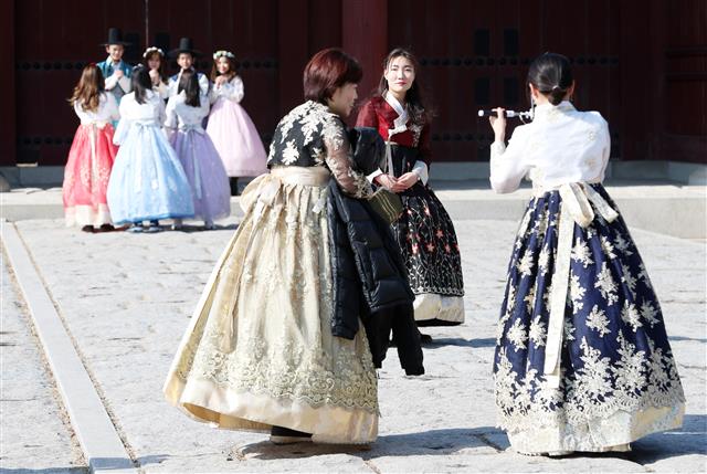 설 연휴 사흘째인 4일 오전 서울 종로구 경복궁을 찾은 외국인 관광객들이 즐거운 시간을 보내고 있다.  문화재청은 이달 6일까지 경복궁·창덕궁·덕수궁·창경궁과 종묘, 조선왕릉 등을 휴무일 없이 무료 개방한다고 밝혔다. 2019.2.4 뉴스1