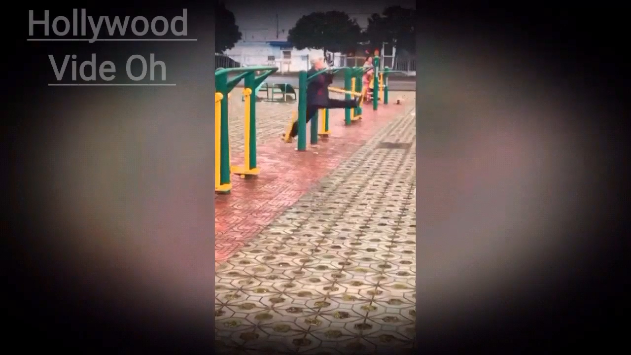 중국 한 공원에서 운동 중인 노인의 놀라운 유연성(유튜브 영상 캡처)