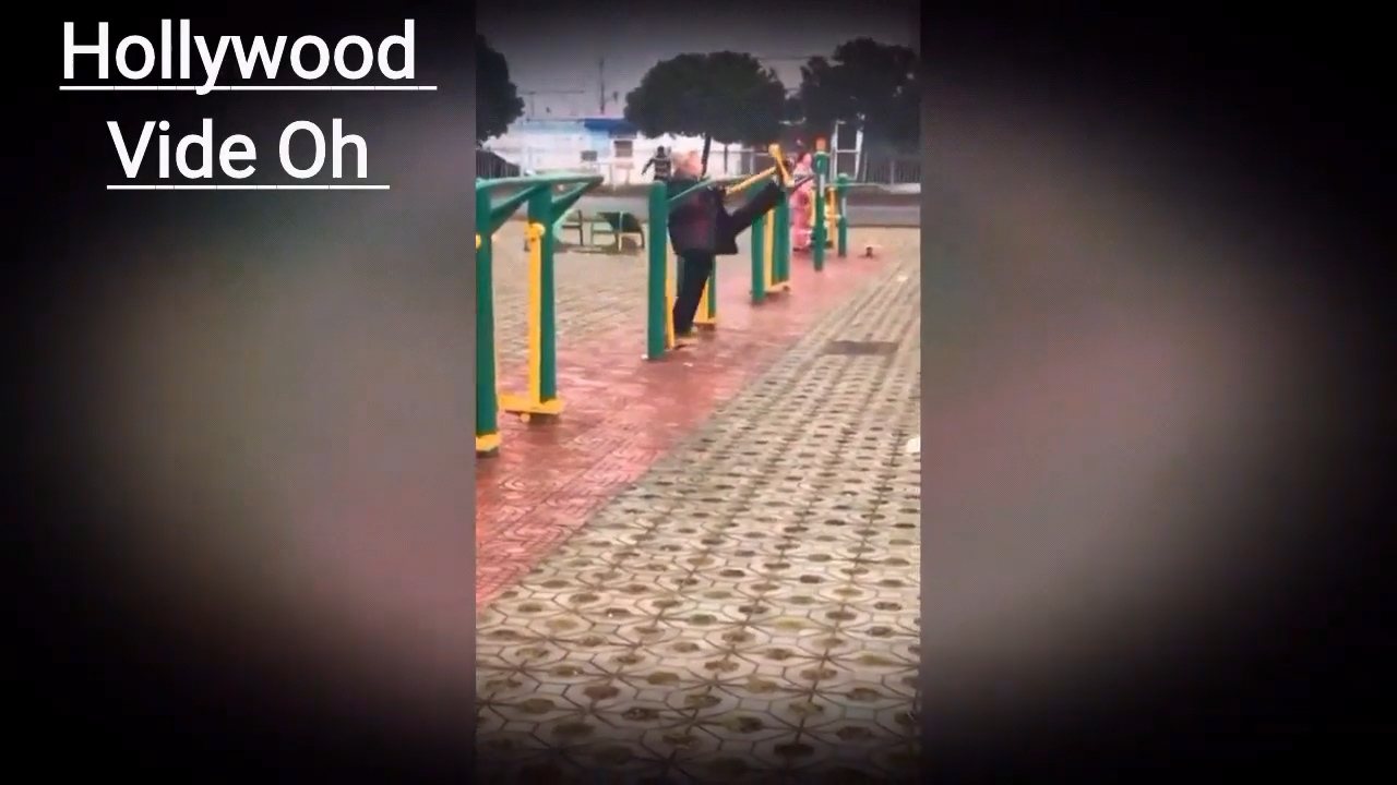 중국 한 공원에서 운동 중인 노인의 놀라운 유연성(유튜브 영상 캡처)