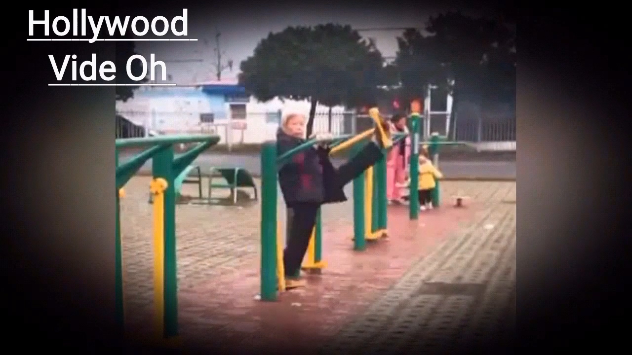 중국 한 공원에서 운동 중인 노인의 놀라운 유연성(유튜브 영상 캡처)