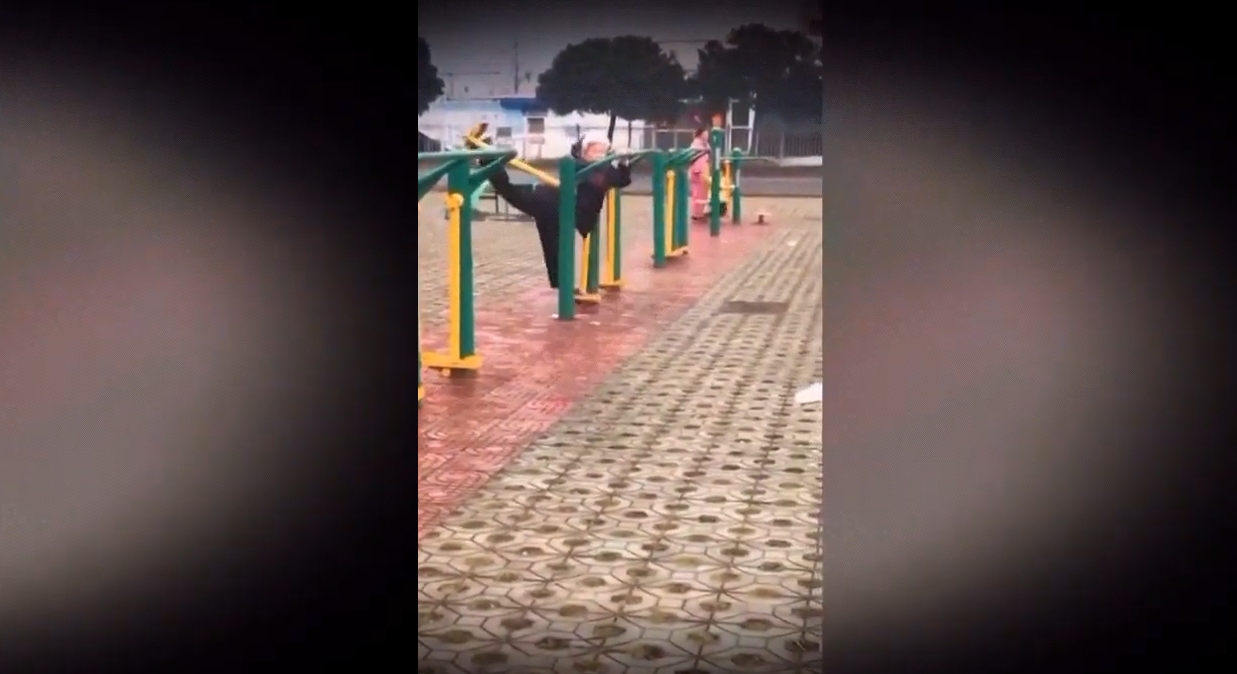 중국 한 공원에서 운동 중인 노인의 놀라운 유연성(유튜브 영상 캡처)