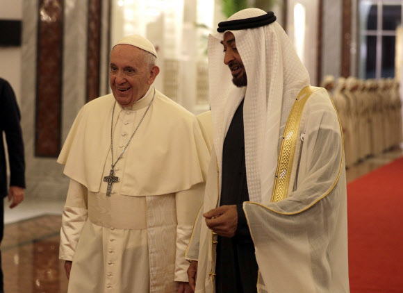 프란치스코 교황이 3일(현지시간) 아랍에미리트의 수도 아부다비에 도착해 셰이크 무함마드 빈자예드 알나흐얀 아부다비 왕세자&#51053; 영접을 받고 있다. AP 연합뉴스
