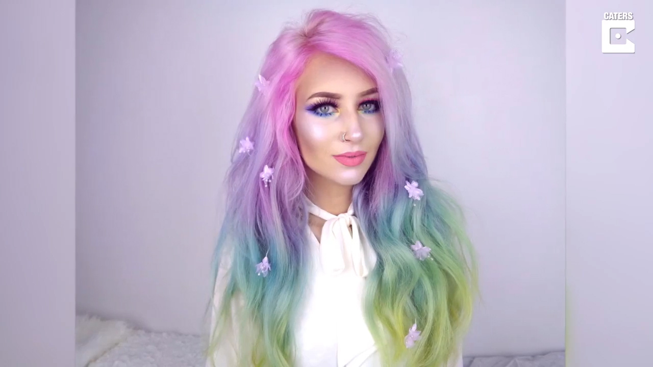 무지개색으로 자신의 머리를 염색한 에이미 위담(23)이란 여성(유튜브 영상 캡처)