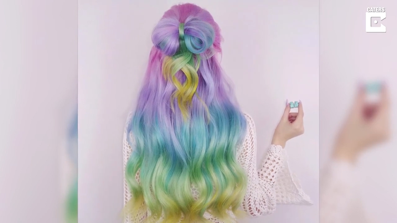 무지개색으로 자신의 머리를 염색한 에이미 위담(23)이란 여성(유튜브 영상 캡처)
