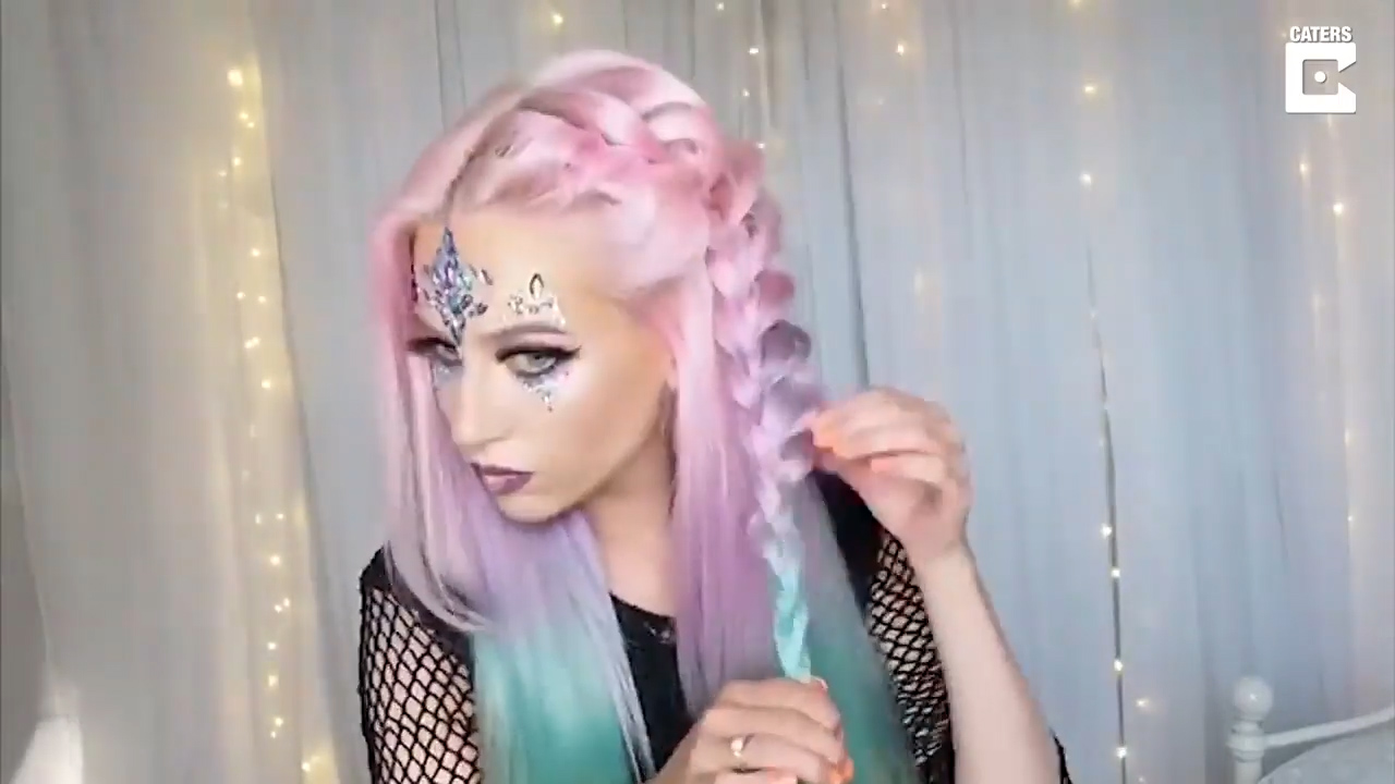 무지개색으로 자신의 머리를 염색한 에이미 위담(23)이란 여성(유튜브 영상 캡처)