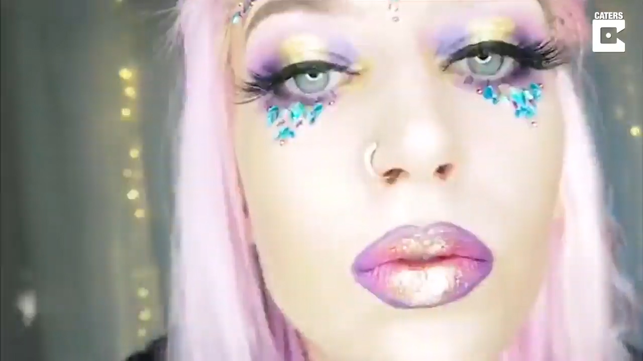 무지개색으로 자신의 머리를 염색한 에이미 위담(23)이란 여성(유튜브 영상 캡처)