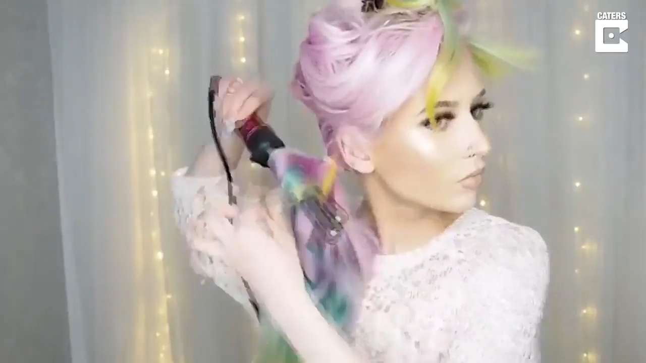 무지개색으로 자신의 머리를 염색한 에이미 위담(23)이란 여성(유튜브 영상 캡처)