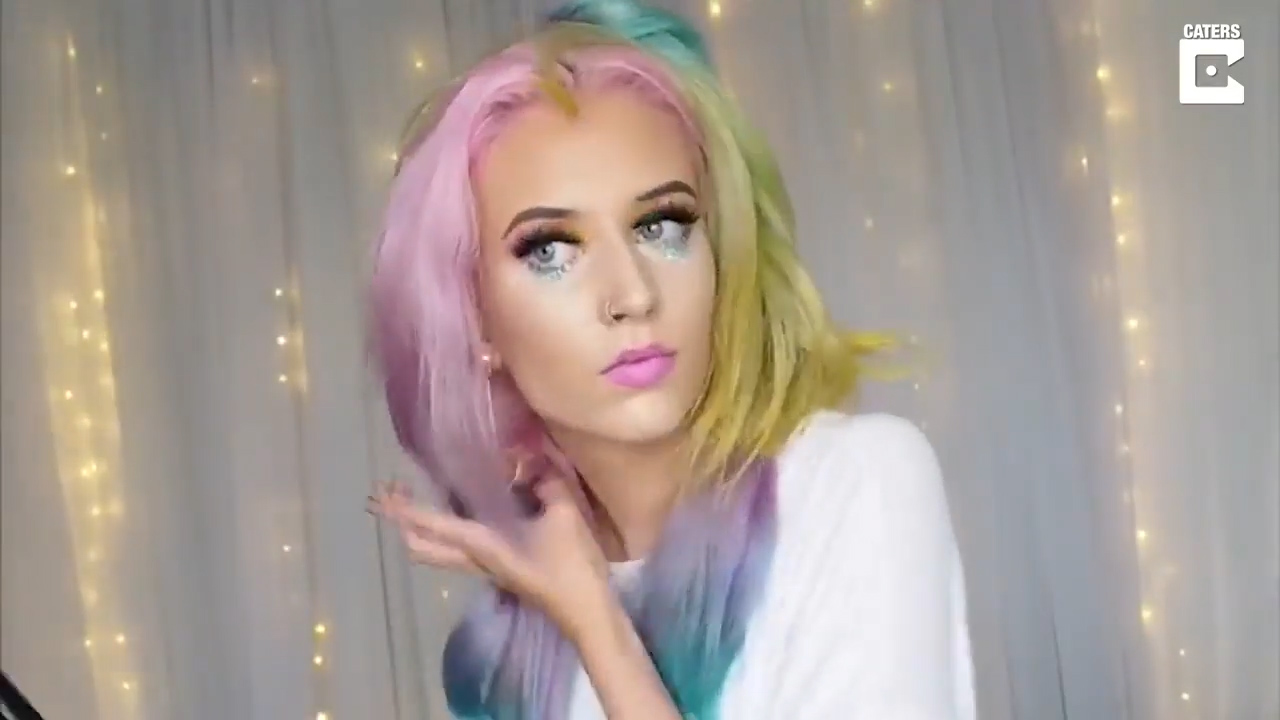 무지개색으로 자신의 머리를 염색한 에이미 위담(23)이란 여성(유튜브 영상 캡처)