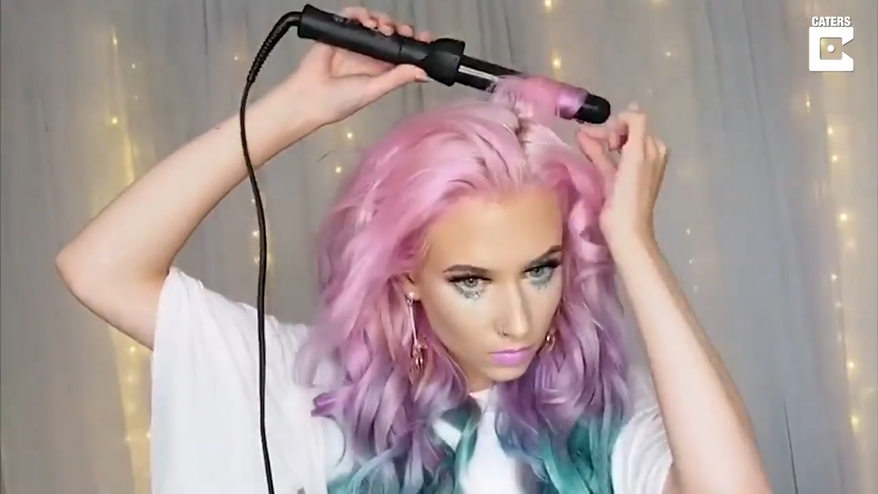 무지개색으로 자신의 머리를 염색한 에이미 위담(23)이란 여성(유튜브 영상 캡처)