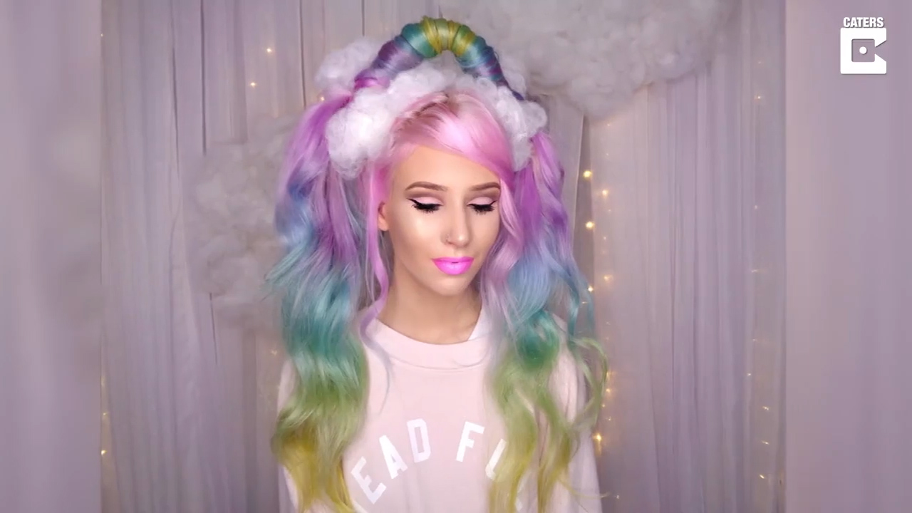 무지개색으로 자신의 머리를 염색한 에이미 위담(23)이란 여성(유튜브 영상 캡처)
