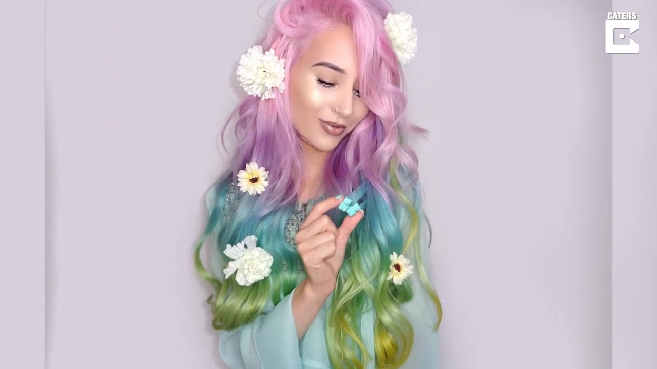 무지개색으로 자신의 머리를 염색한 에이미 위담(23)이란 여성(유튜브 영상 캡처)