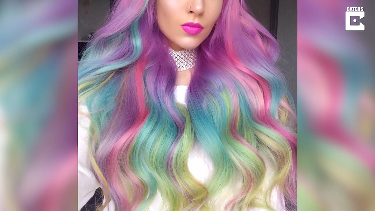 무지개색으로 자신의 머리를 염색한 에이미 위담(23)이란 여성(유튜브 영상 캡처)