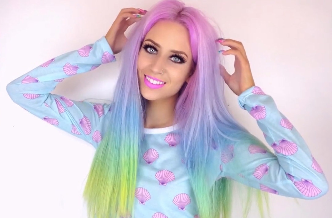 무지개색으로 자신의 머리를 염색한 에이미 위담(23)이란 여성(유튜브 영상 캡처)