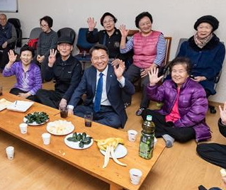 김선갑(앞줄 왼쪽 세 번째) 광진구청장이 지난달 29일 자양동에 있는 경로당을 찾아 어르신들과 기념촬영을 하고 있다. <br>광진구 제공