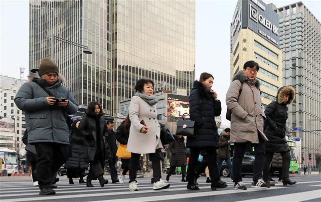 설날 연휴가 끝난 7일 오전 서울 종로구 광화문 네거리에서 시민들이 출근길 걸음을 재촉하고 있다. 2019.2.7 뉴스1