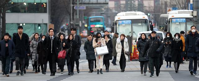 설날 연휴가 끝난 7일 오전 서울 종로구 광화문 네거리에서 시민들이 출근길 걸음을 재촉하고 있다. 2019.2.7 뉴스1