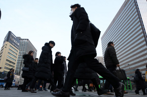 닷새간의 설 명절 연휴를 보내고 출근길에 오른 시민들이 7일 오전 서울 광화문네거리 횡단보도를 건너고 있다. 2019.2.7  연합뉴스