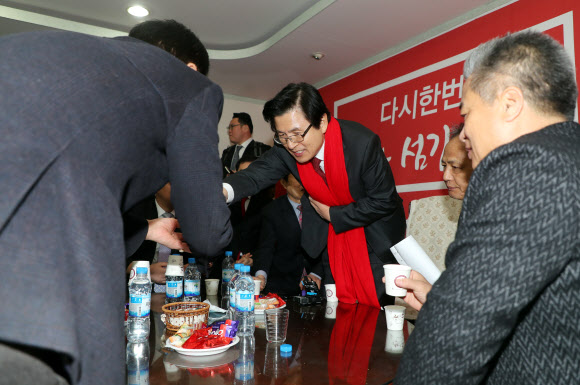 자유한국당 2·27 전당대회의 당권 주자인 황교안 전 국무총리가 7일 오전 자유한국당 전북도당에서 열린 당원 간담회에서 당원에게 물을 따라주고 있다. 2019.2.7  연합뉴스