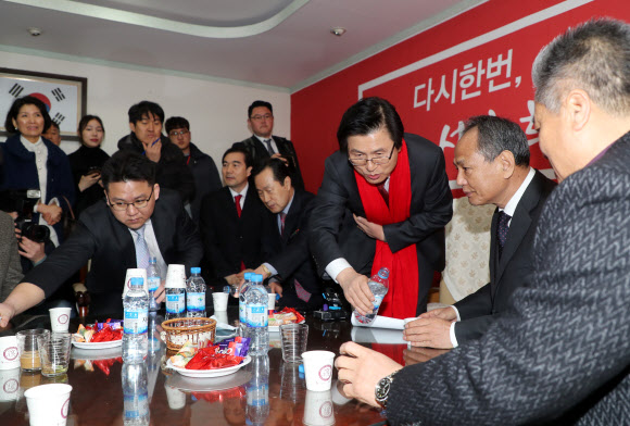 자유한국당 2·27 전당대회의 당권 주자인 황교안 전 국무총리가 7일 오전 자유한국당 전북도당에서 열린 당원 간담회에서 당원에게 물을 따라주고 있다. 2019.2.7  연합뉴스