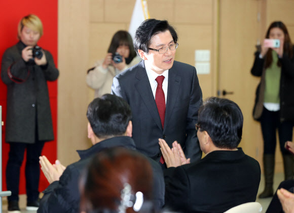 자유한국당 2·27 전당대회 당권 주자인 황교안 전 국무총리가 7일 오후 광주 북구 자유한국당 광주시당에서 열린 당원간담회에서 당원에게 인사하고 있다. 2019.2.7  연합뉴스