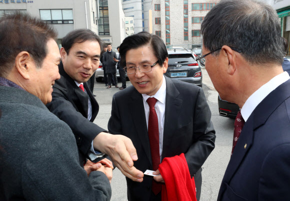 자유한국당 2·27 전당대회 당권 주자인 황교안 전 국무총리가 7일 오후 광주 북구 자유한국당 광주시당에서 열린 당원간담회에서 당원들과 악수하고 있다. 2019.2.7  연합뉴스