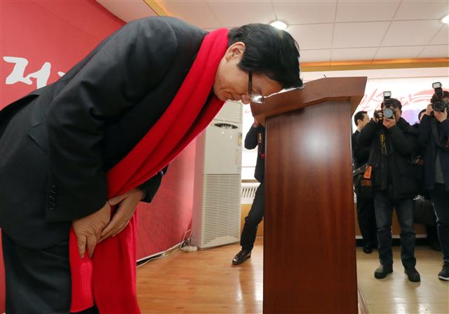 자유한국당 대표에 출마한 황교안 전 총리가 7일 오전 전북 전주시 자유한국당 전북도당에서 간담회 전 고개를 숙여 인사하고 있다.2019.2.7 뉴스1