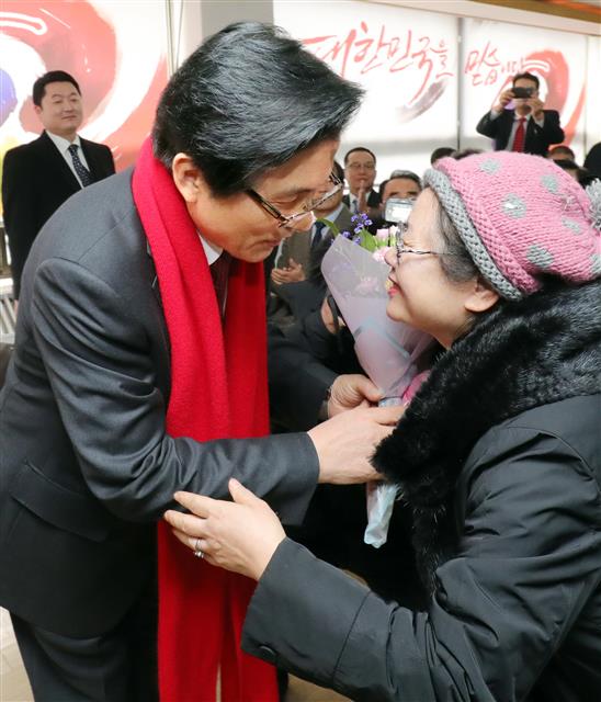 자유한국당 대표에 출마한 황교안 전 총리가 7일 오전 전북 전주시 자유한국당 전북도당에서 간담회 전 당원들에게 환영 꽃다발을 받고 있다.2019.2.7 뉴스1