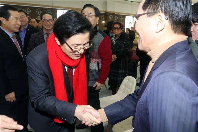 자유한국당 대표에 출마한 황교안 전 총리가 7일 오후 광주 북구 자유한국당 광주시당에서 열린 전남 당원 간담회에 참석해 당원들에게 인사를 하고 있다. 2019.2.7 뉴스1