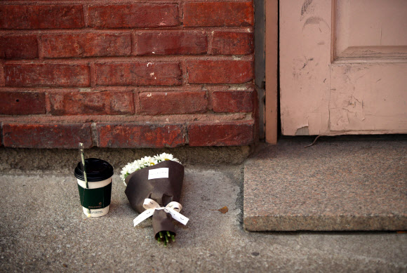 7일 오후 설 연휴 근무 중 심정지로 돌연 사망한 국립중앙의료원 고(故) 윤한덕 중앙응급의료센터장 집무실 앞에 누군가 놓고간 커피와 국화꽃다발이 놓여 있다. 2019.2.7  연합뉴스