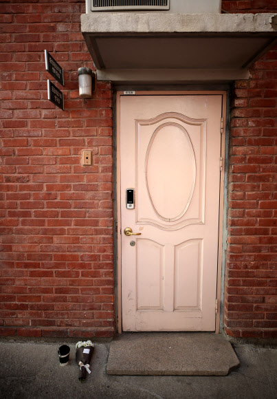 7일 오후 설 연휴 근무 중 심정지로 돌연 사망한 국립중앙의료원 고(故) 윤한덕 중앙응급의료센터장 집무실 앞에 누군가 놓고간 커피와 국화꽃다발이 놓여 있다. 2019.2.7  연합뉴스