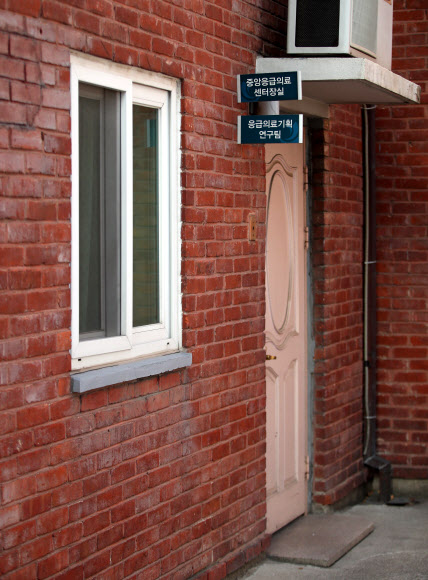 지난 4일 오후 6시께 국립중앙의료원 윤한덕 중앙응급의료센터장이 의료원 사무실에서 설 연휴 근무 중 돌연 사망했다. 사진은 7일 오후 윤 센터장이 심정지 상태로 발견된 사무실 외관 모습. 2019.2.7  연합뉴스