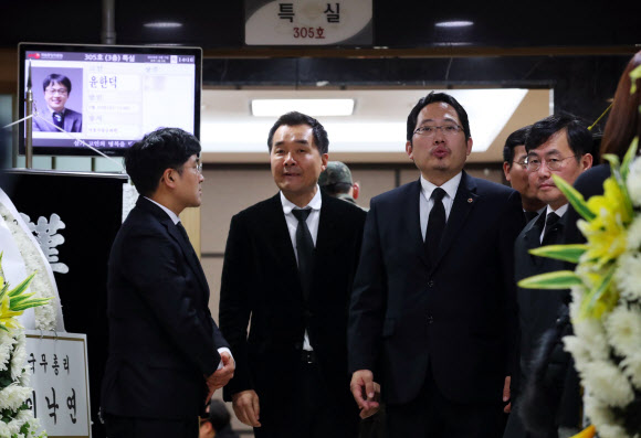 최대집 대한의사협회 회장(오른쪽 두번째)이 7일 오후 서울 중구 국립중앙의료원 장례식장에 마련된 국립중앙의료원 고(故) 윤한덕 중앙응급의료센터장 빈소 조문을 마치고 장례식장을 나서고 있다. 지난 4일 오후 6시께 의료원 응급의료센터장 사무실에서 심정지 상태로 발견된 윤 센터장은 응급의료 전용 헬기 도입, 재난?응급의료상황실 운영 등 국내 응급의료체계 구축에 헌신했다. 2019.2.7  연합뉴스