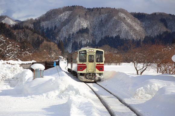아키타 내륙 깊숙한 곳을 오가는 두 량짜리 꼬마 기차. 이 기차를 타고 눈 덮인 산과 들을 가로질러 간이역을 찾아가는 여행을 할 수 있다.