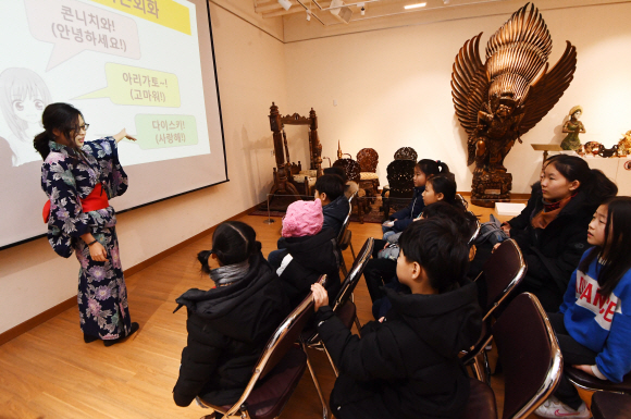 박물관을 찾은 초등학생들이 일본문화에 관련해 일본인 유미 선생님에게 설명을 듣고 있다.