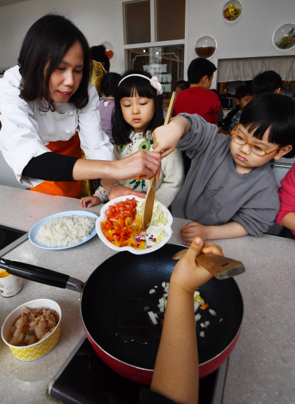 유치원생들이 인도네시아 음식인 나시고랭(볶음밥) 만들기 요리체험을 하고 있다.
