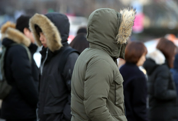 서울의 체감온도가 영하 14도까지 떨어지는 등 매서운 한파가 찾아온 8일 오전 서울 종로구 세종대로 네거리에서 시민들이 출근길을 서두르고 있다. 2019.2.8  연합뉴스