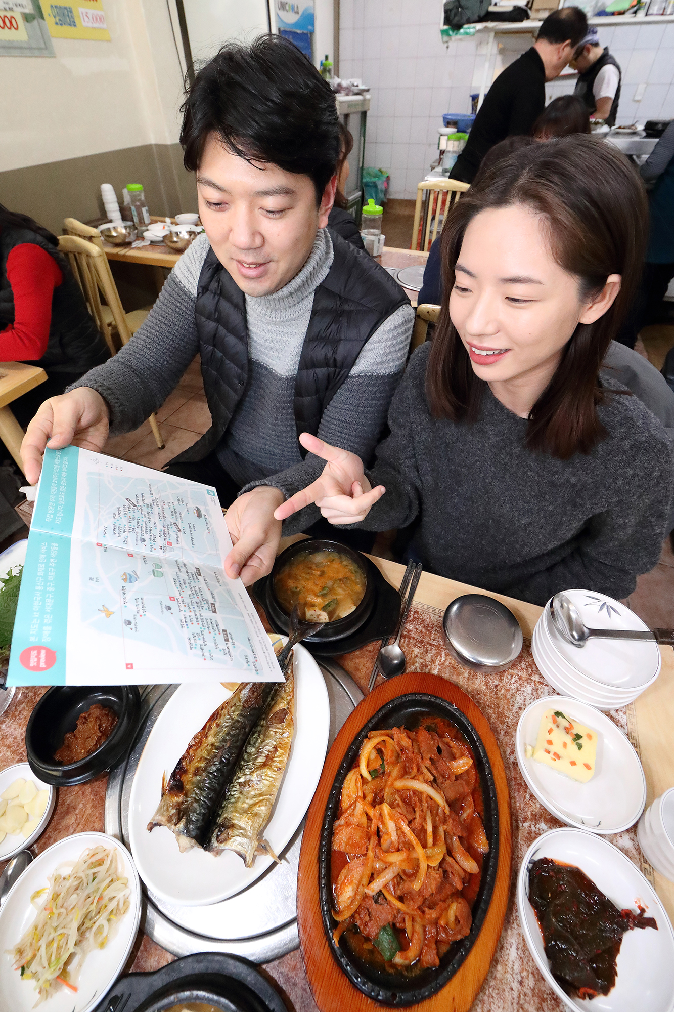 KT 직원들이 8일 서울 서대문구 충정로 2가의 한 식당에서‘아현 주변 100대 맛집’ 지도를 보고 있다. KT 제공