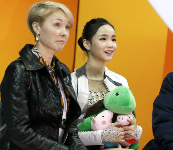 임은수(오른쪽)가 7일(현지시간) 미국 캘리포니아주 애너하임에서 열린 국제빙상경기연맹(ISU) 4대륙 선수권대회 여자 싱글 쇼트 프로그램 연기를 마친 후 점수를 확인하고 있다. EPA 연합뉴스