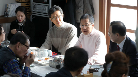 자유한국당 홍준표 전 대표가 8일 경남 창원시 마산합포구 마산어시장 한 식당에서 관계자와 식사하고 있다. 2019.2.8  연합뉴스