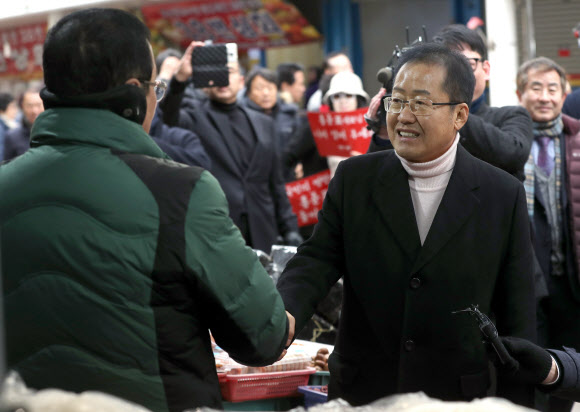 자유한국당 홍준표 전 대표가 8일 오후 경남 창원시 마산합포구 마산어시장을 찾아 상인과 인사하고 있다. 2019.2.8  연합뉴스